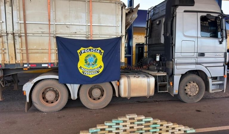 Motorista é preso com 60 quilos de cocaína escondidos em compartimentos de caminhão