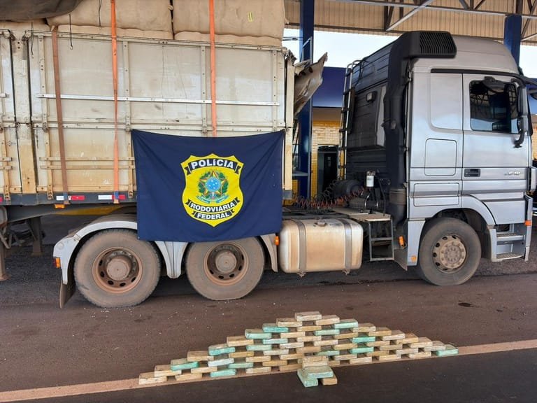 Motorista é preso com 60 quilos de cocaína escondidos em compartimentos de caminhão