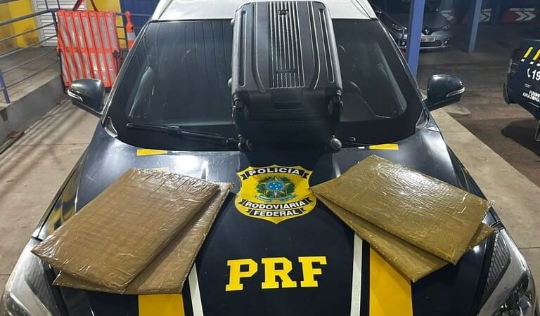 PRF apreende 22,2 kg de droga durante fiscalização em ônibus na rodovia BR-070 em MT