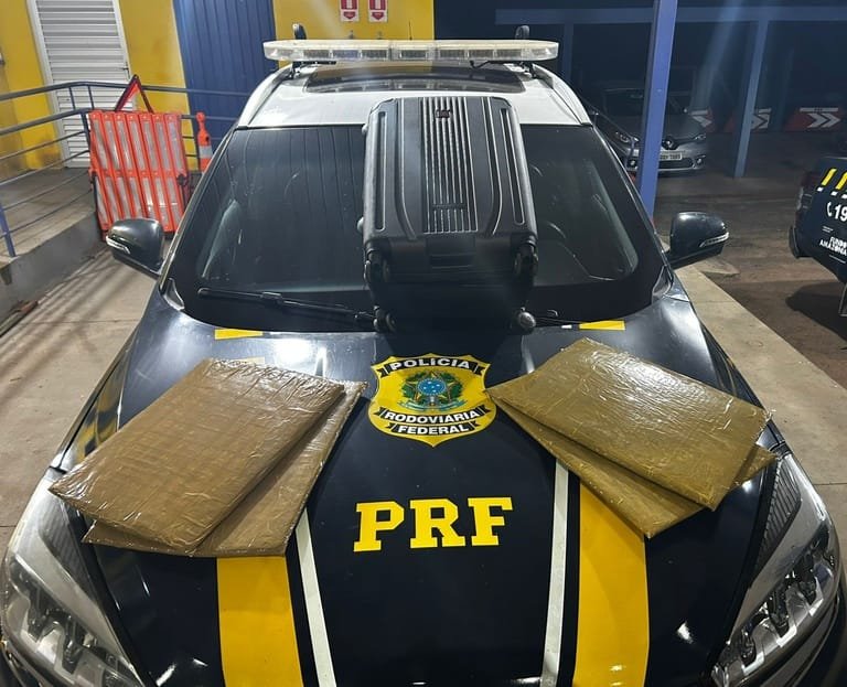 PRF apreende 22,2 kg de droga durante fiscalização em ônibus na rodovia BR-070 em MT