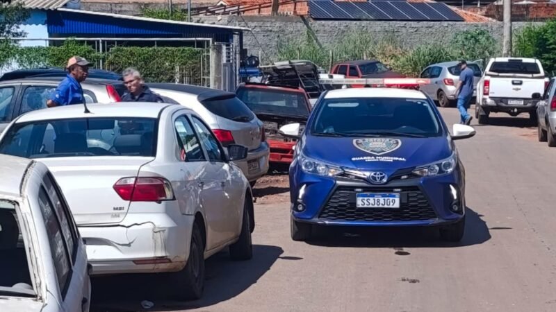 Guarda Municipal atua após denúncia de veículos abandonados em via pública