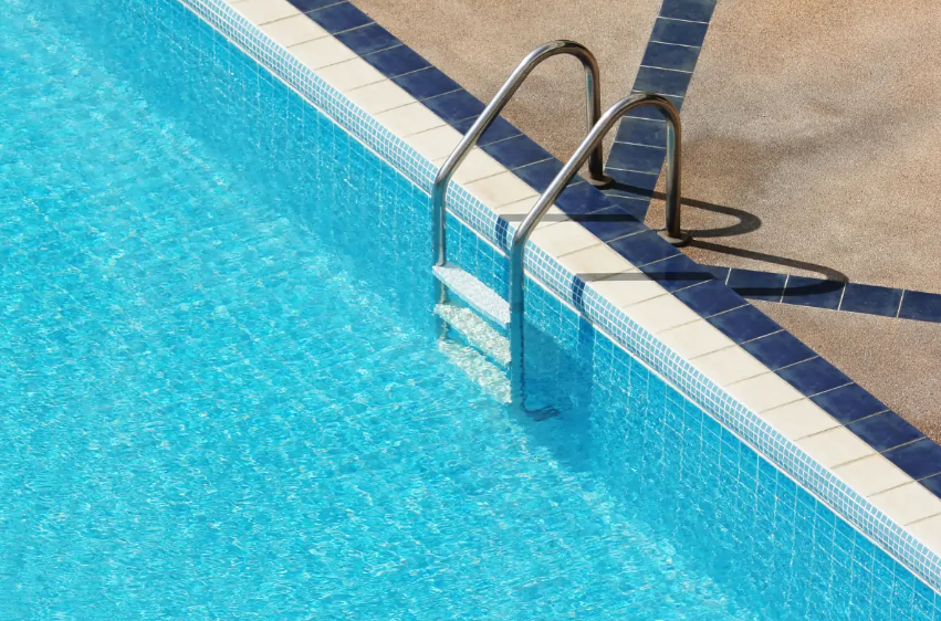 Mulher é encontrada morta em piscina de espaço de festas no interior de MT