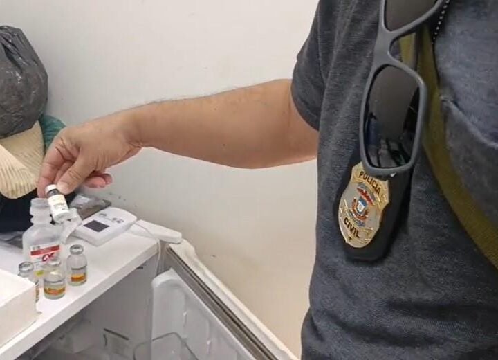 Dona de clínica interditada é presa por se passar por médica  e venda de remédios vencidos