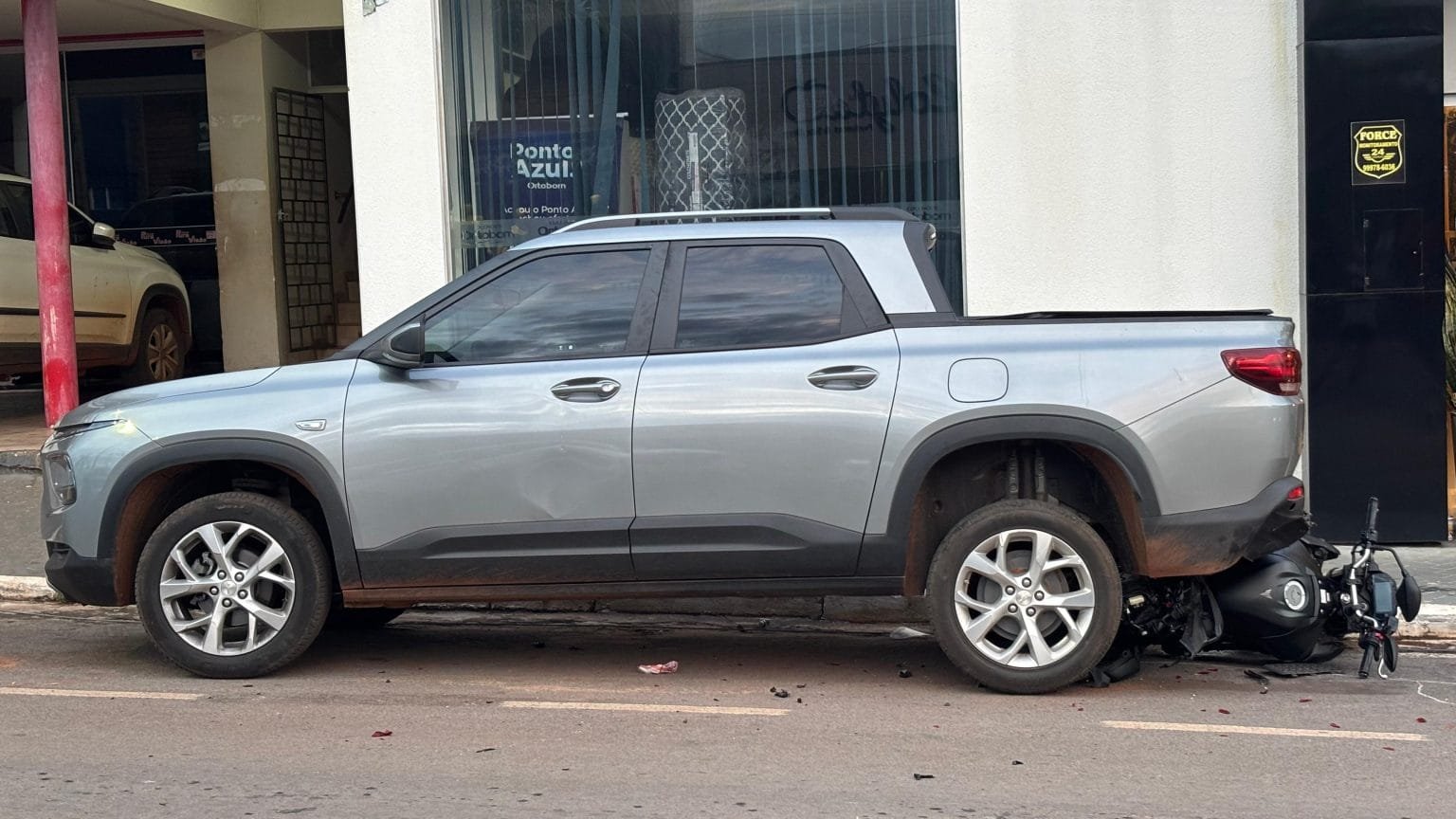 Câmera flagra motociclista batendo em carro estacionado; estado é grave