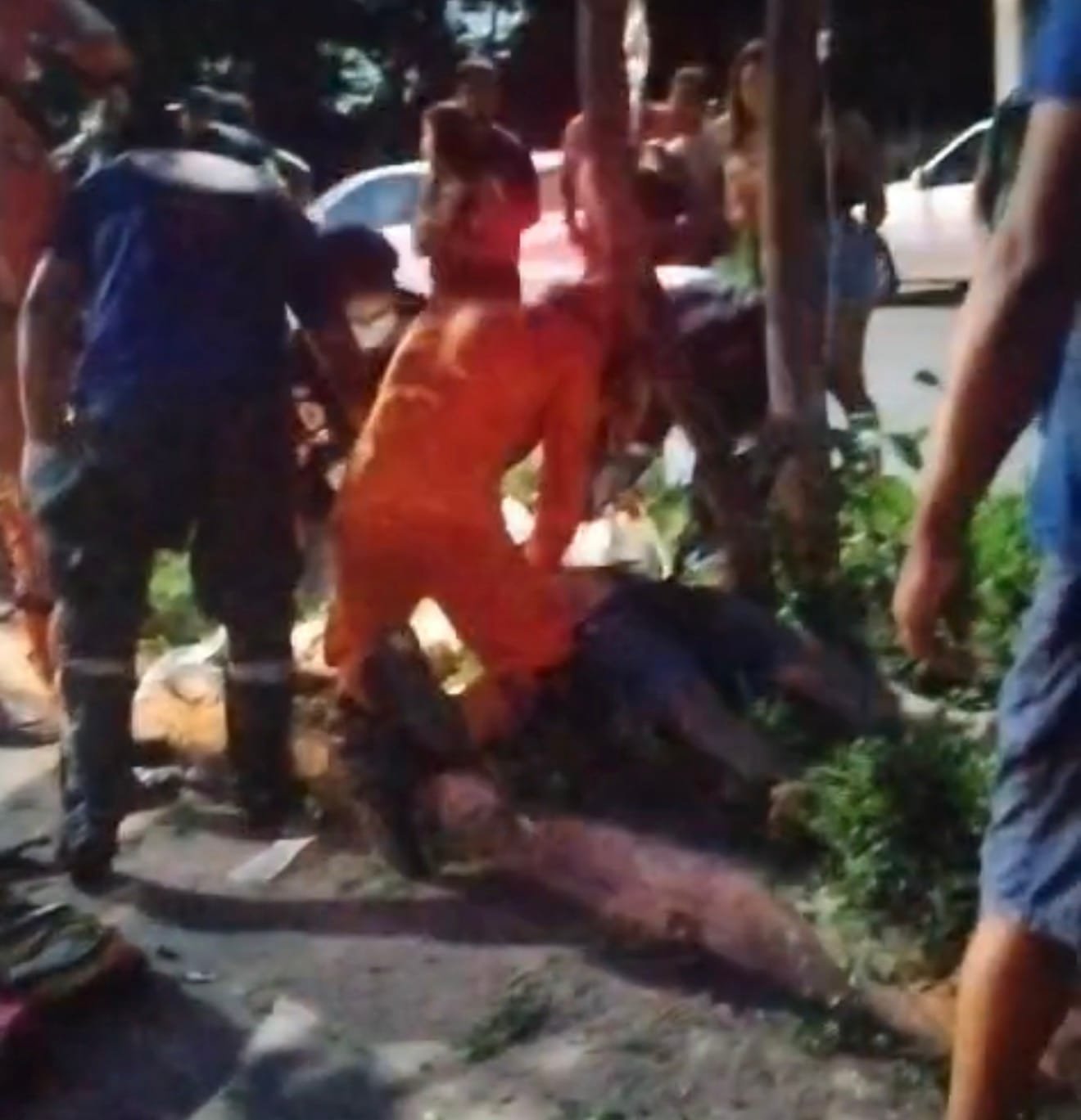 Motociclista de 22 anos morre após colisão com árvore na Avenida das Torres, em Cuiabá