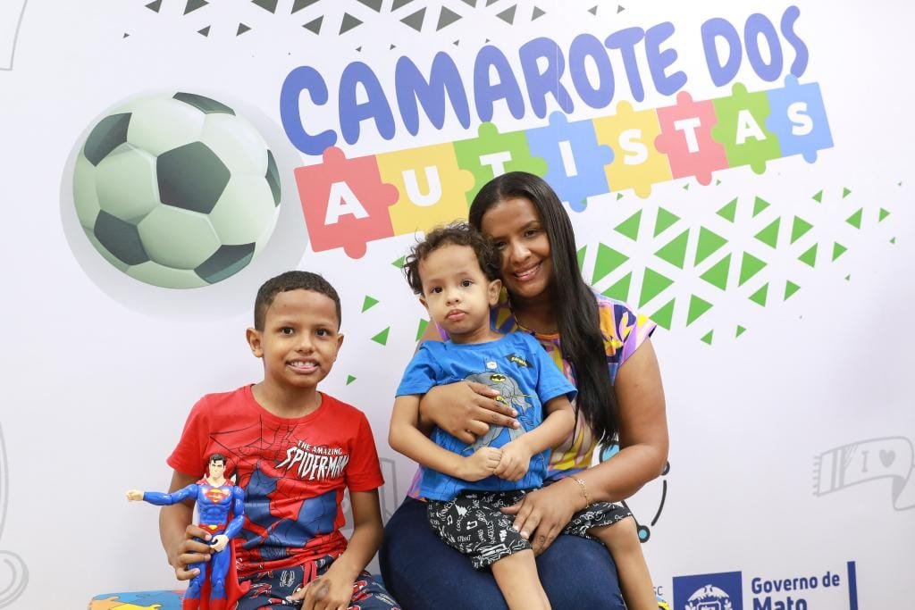 “Experiência inesquecível”: ação leva autistas e crianças da Rotam a jogos na Arena Pantanal