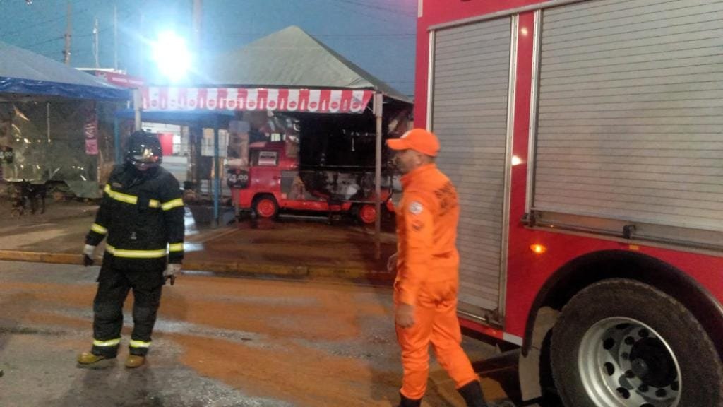 Incêndio atinge trailer de lanches e mobiliza Corpo de Bombeiros em Várzea Grande