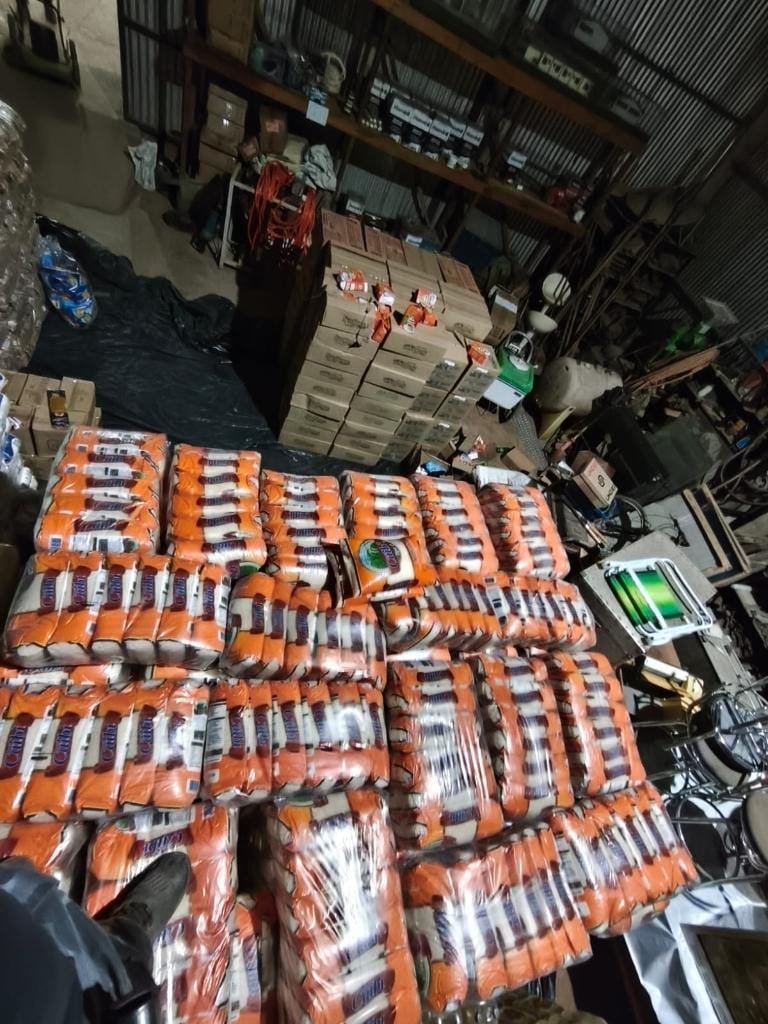 PM prende faccionados com carga ilegal de produtos alimentícios e de limpeza