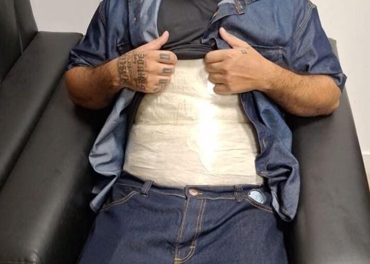 Polícias Civil e Federal prendem homem no aeroporto tentando levar drogas presas no corpo
