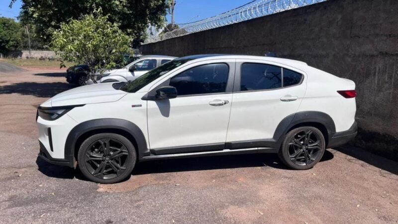 Quadrilha de menores e mulher invade residência, sequestra idosa e foge levando veículo