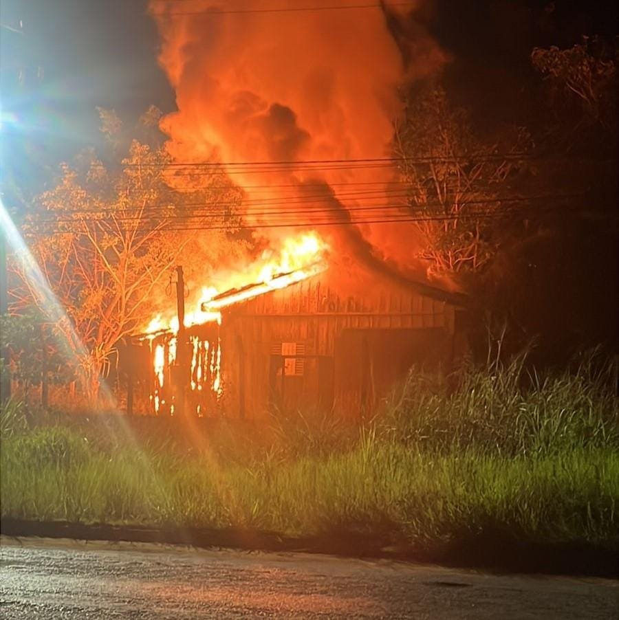 Em surto, homem agride a mãe, coloca fogo em residência e é preso após fugir para matagal