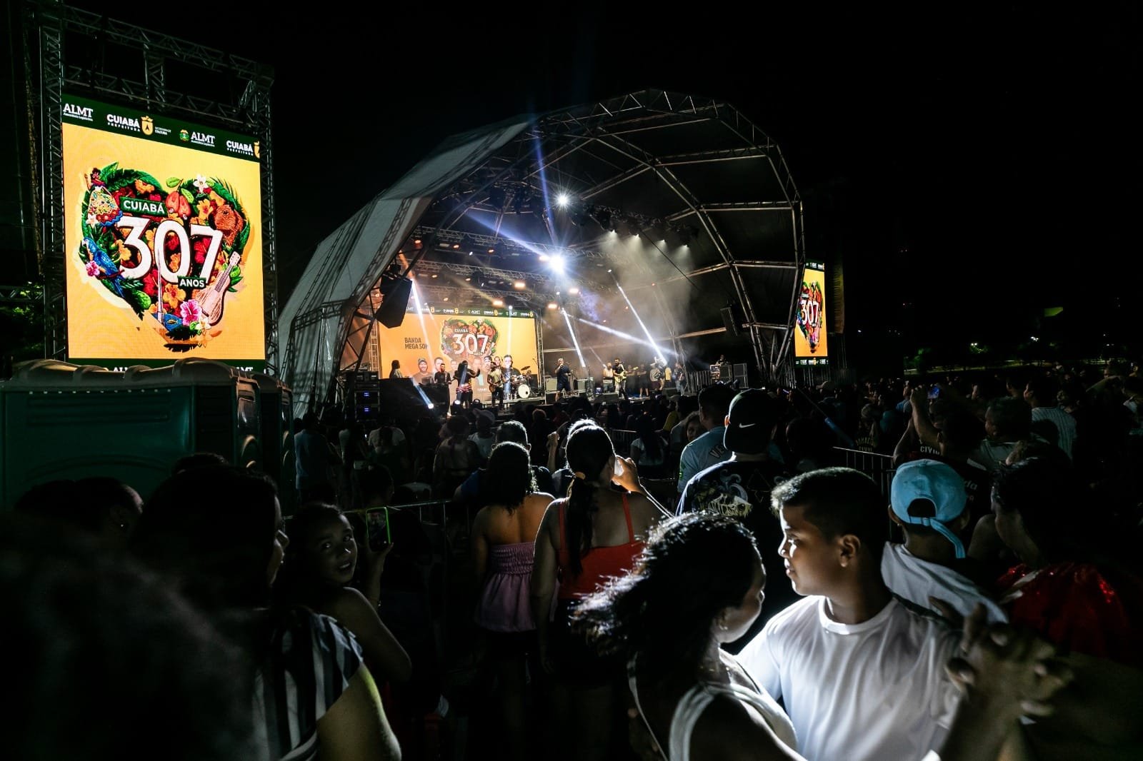Artistas e público exaltam lambadão no último dia de festa dos 307 anos de Cuiabá
