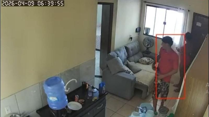 Mulher de 24 anos é encontrada morta dentro de residência e câmeras de segurança flagram suspeito