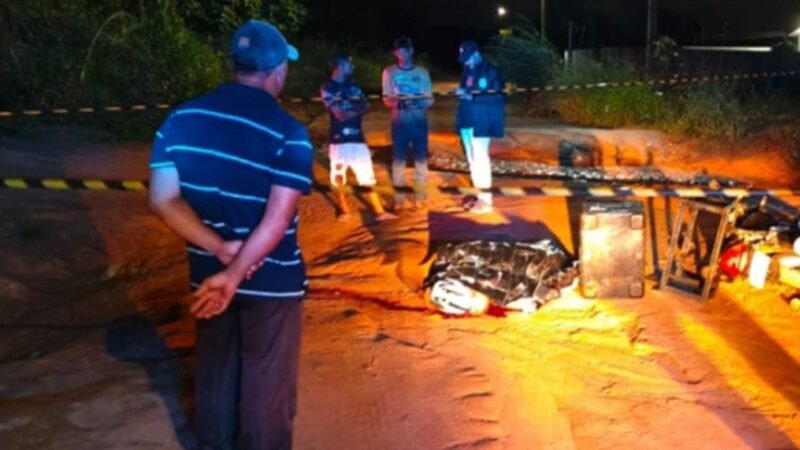 Entregador é executado com mais de 10 tiros e encontrado ao lado de moto em MT