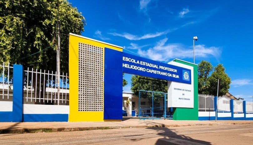 Professor é agredido por alunos dentro de sala de aula em escola cívico-militar em Cuiabá