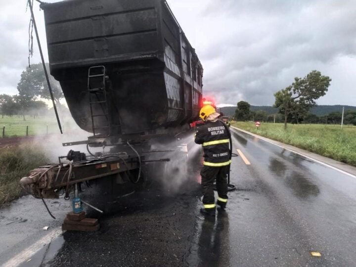Carreta bitrem carregada de cavacos pega fogo em rodovia federal de Mato Grosso