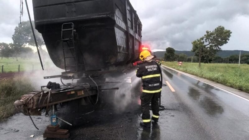 Carreta bitrem carregada de cavacos pega fogo em rodovia federal de Mato Grosso