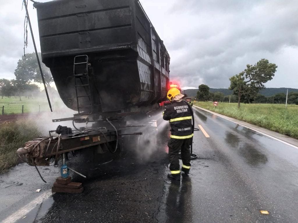 Carreta bitrem carregada de cavacos pega fogo em rodovia federal de Mato Grosso