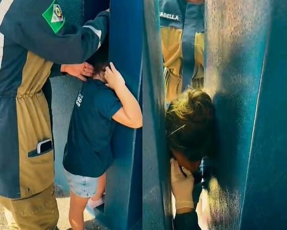 Bombeiros socorrem criança que ficou com a cabeça presa entre pilares em escola