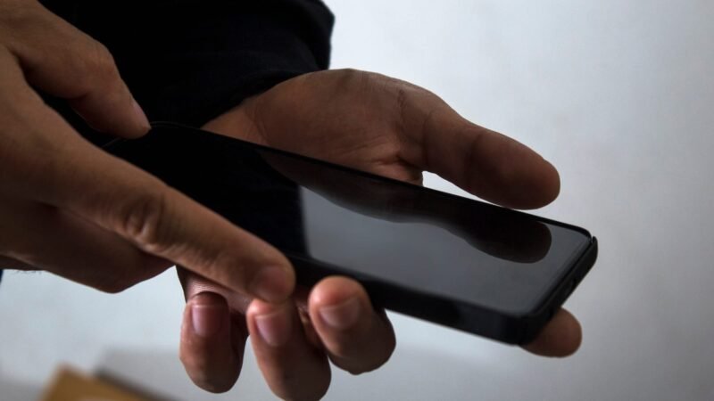 Consumidor que teve o nome negativado por dívida de linha telefônica receberá R$ 10 mil