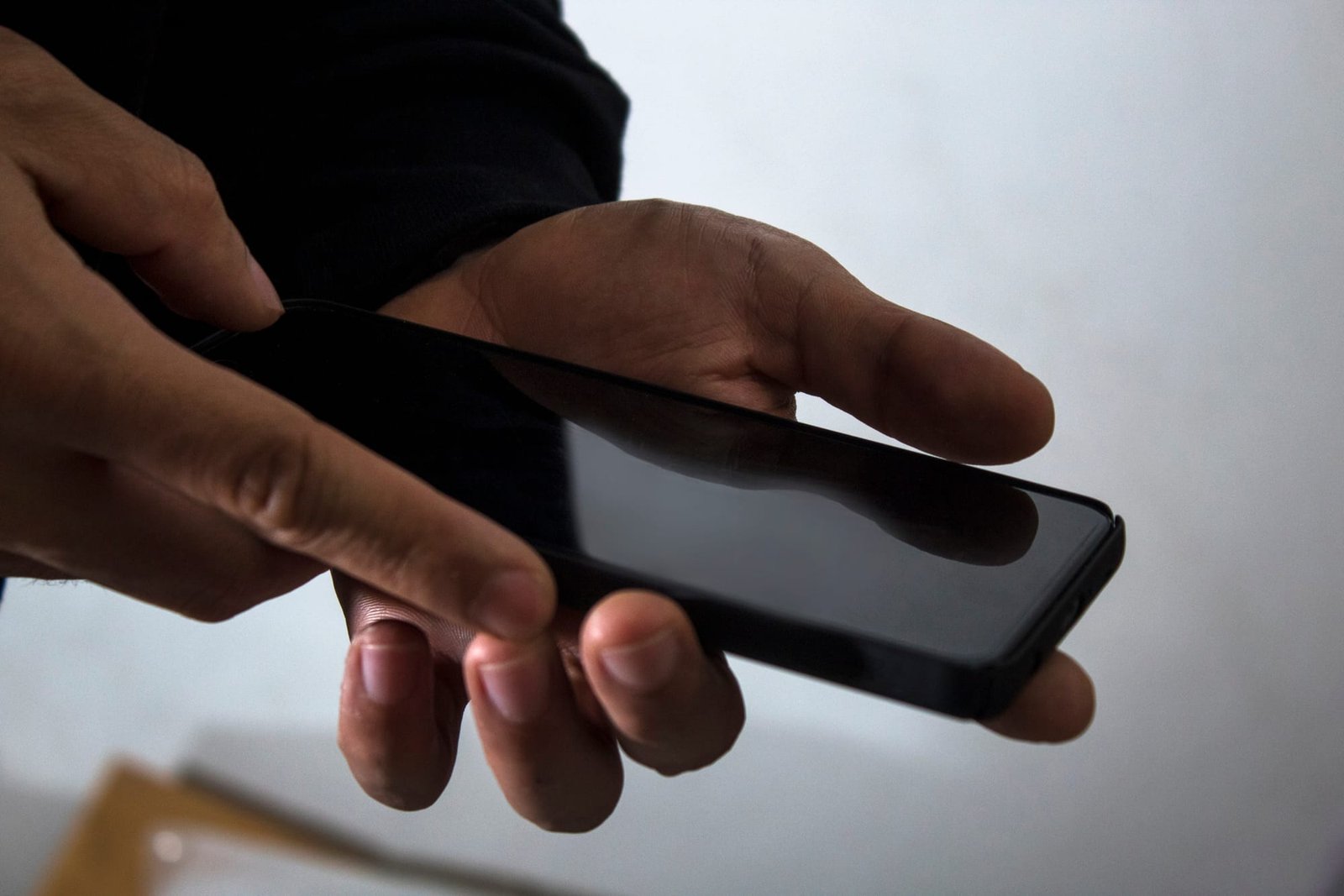 Consumidor que teve o nome negativado por dívida de linha telefônica receberá R$ 10 mil