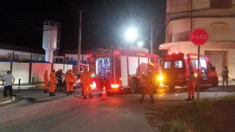 Carro pega fogo após colisão com ônibus e deixa duas pessoas feridas em avenida de Cuiabá