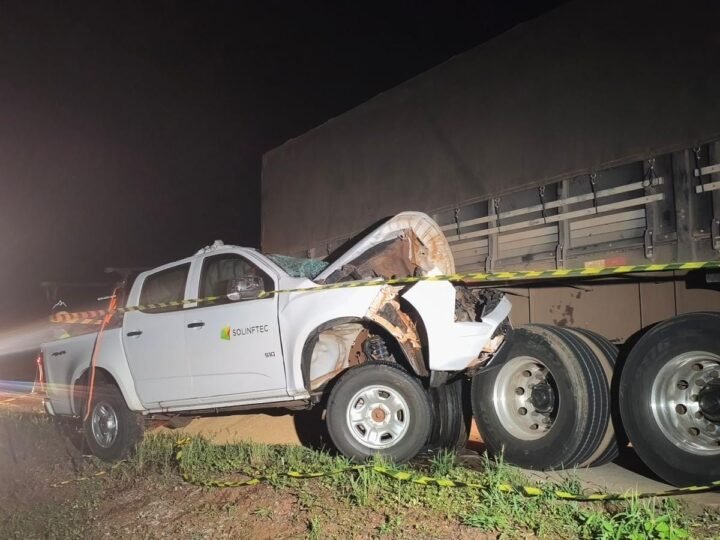 Motorista de caminhonete morre após colidir na lateral de carreta na rodovia BR-364