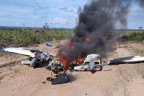 Avião de pequeno porte cai e explode em estrada rural de MT; polícia não encontra ocupantes