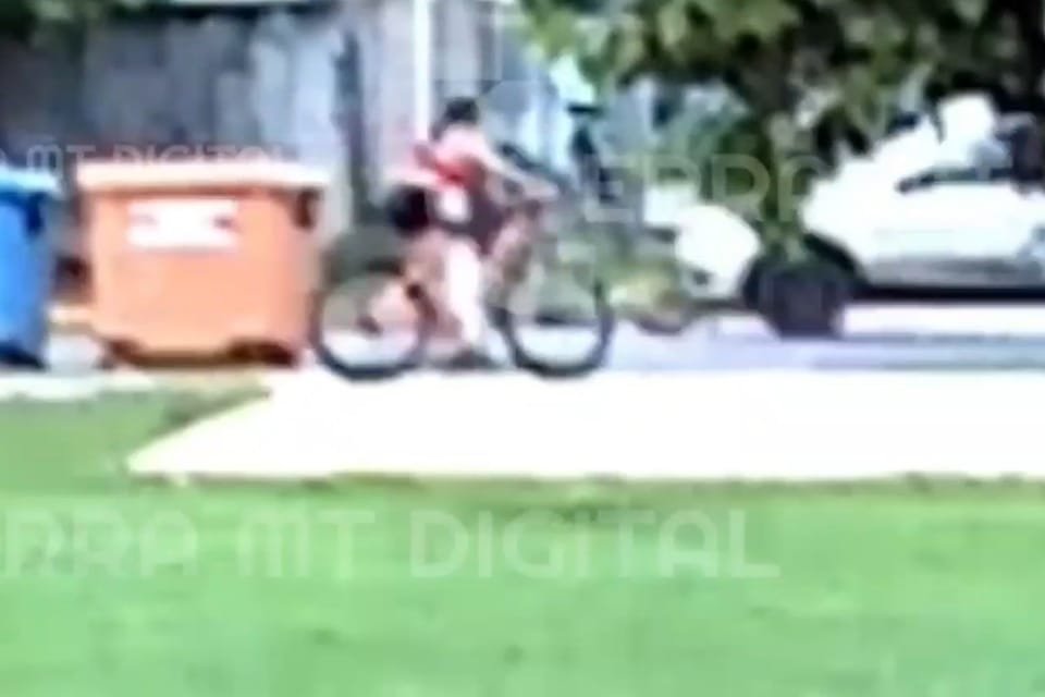 Vídeo flagra menino de 7 anos em bicicleta sendo atropelado por carro em alta velocidade