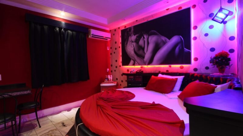 Homem de 42 anos é encontrado morto com ferimentos na cabeça em entrada de motel em Cuiabá