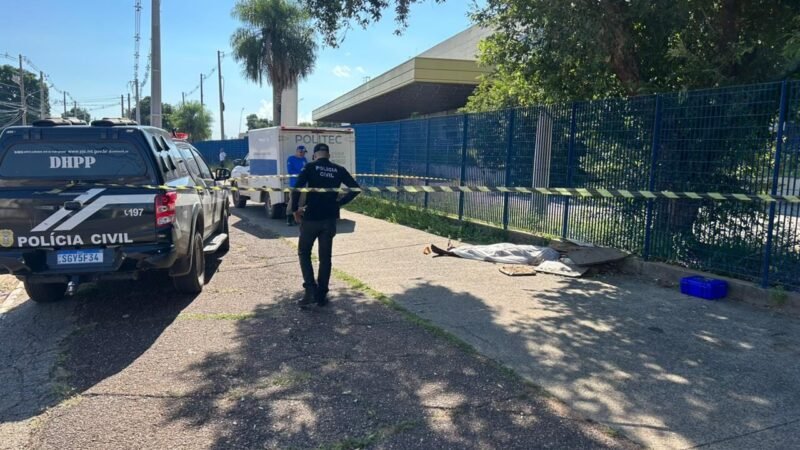 Homem é morto com golpes de faca e corpo encontrado em calçada de Várzea Grande