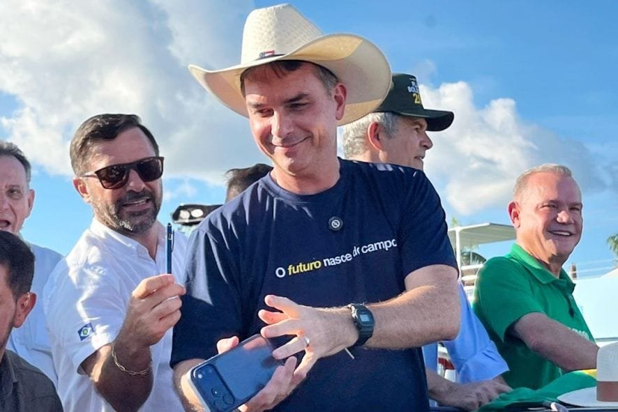 Em Sinop, Flávio Bolsonaro garante apoio a WF e Medeiros, e abre palanque à Presidência