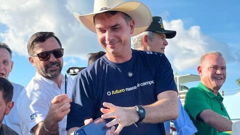 Em Sinop, Flávio Bolsonaro garante apoio a WF e Medeiros e abre palanque à Presidência