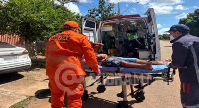 Homem é baleado cinco vezes em frente de casa e corre por 100 metros para pedir ajudar