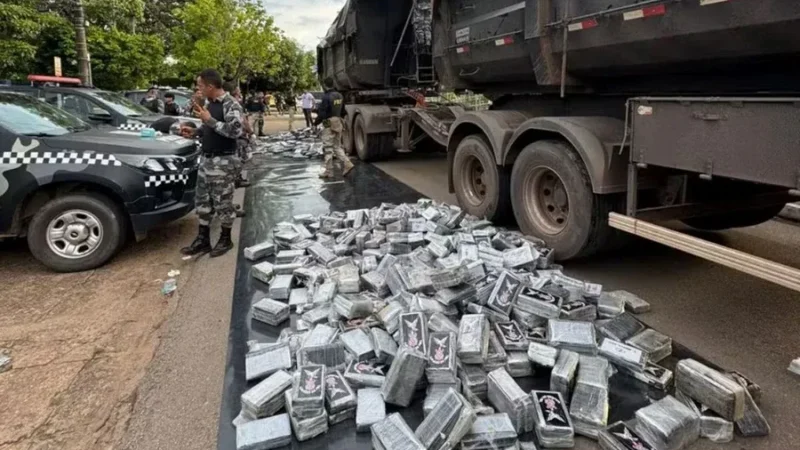 PRF apreende R$ 100 milhões em cocaína que seria enviada para a Europa; droga saiu de MT