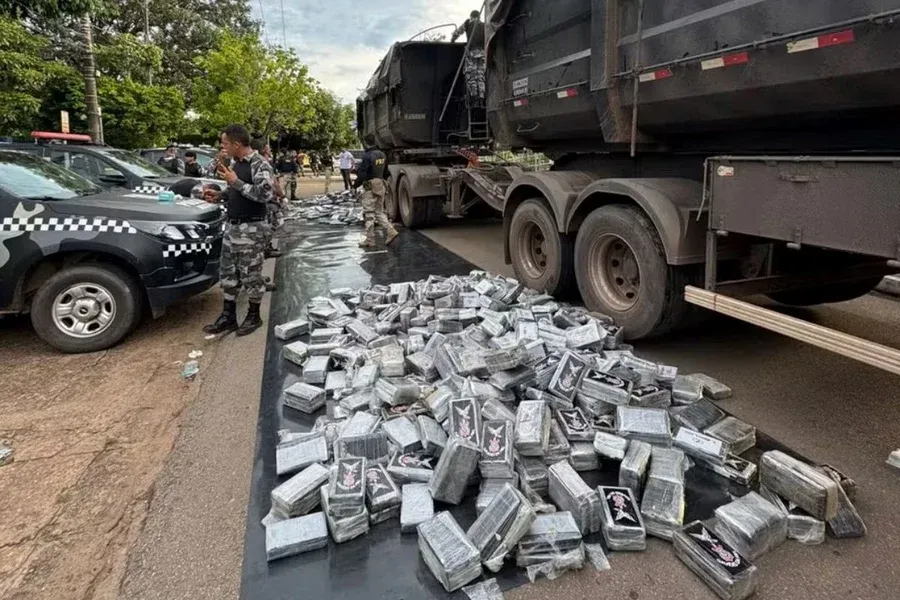 PRF apreende R$ 100 milhões em cocaína que seria enviada para a Europa; droga saiu de MT