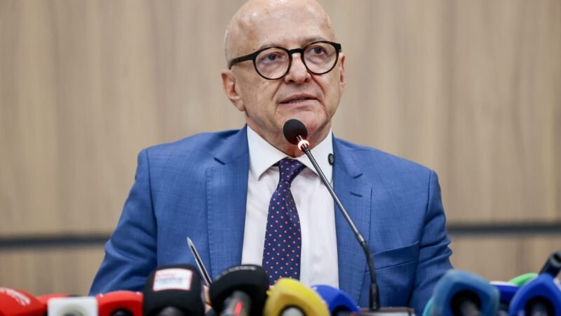 Pivetta descarta taxar energia solar e rejeita retomada de RGA da Covid aos servidores de MT