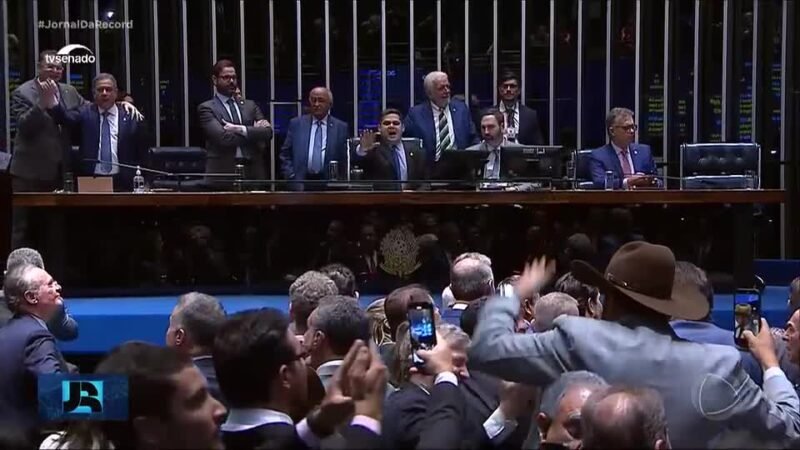 Deputados de MT comemoram  ao lado de Flávio Bolsonaro rejeição de indicado de Lula ao STF