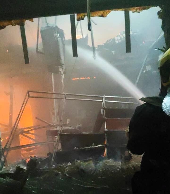 Bombeiros usam 15 mil litros de água que destruiu perfumaria em shopping center em MT