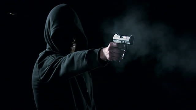 Criminoso invade bar e atira contra pescadores em MT; um é baleado