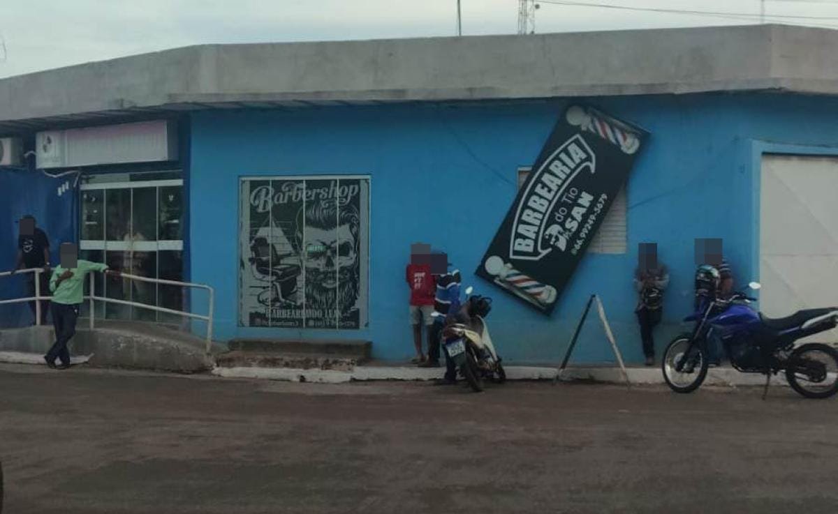 Dupla em motocicleta invade barbearia e mata suposto integrante do PCC a tiros