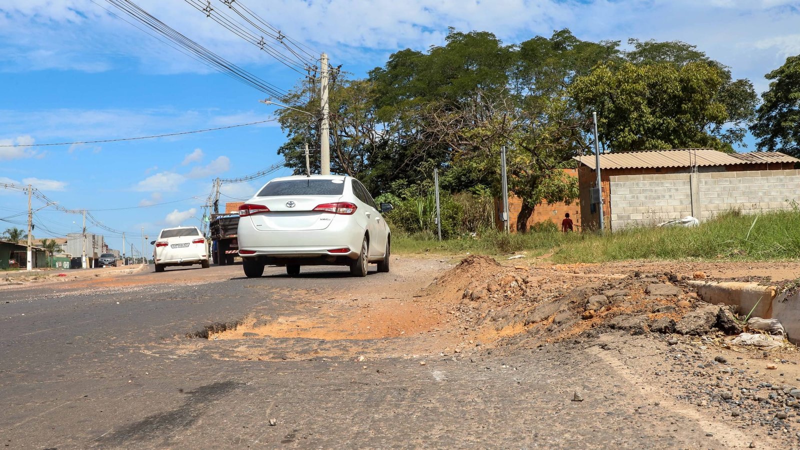 Várzea Grande notifica empresa  por problemas em avenida com asfalto ‘casca de ovo’ na gestão de Kalil