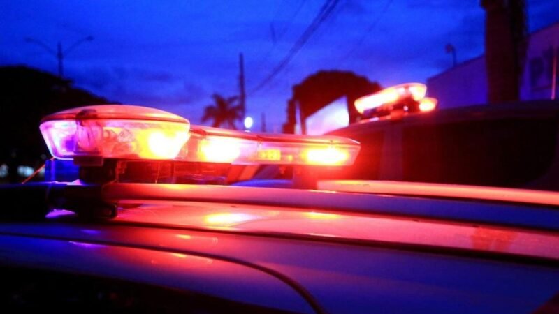 Mulher é presa suspeita de queimar o próprio filho de 4 anos com água quente