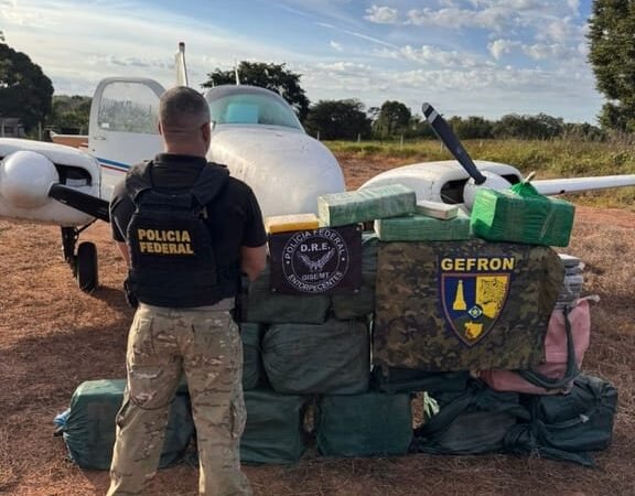 PF intercepta avião e prende quatro traficantes com 450 kg de cocaína em município de MT
