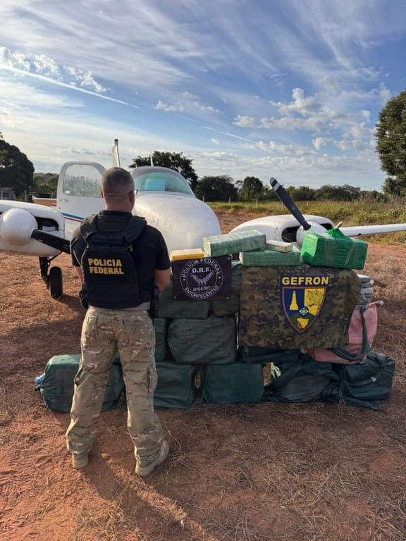 PF intercepta avião e prende quatro traficantes com 450 kg de cocaína em município de MT