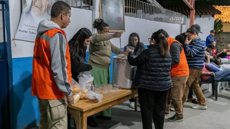 Cuiabá faz distribuição de sopa e cobertores para pessoas em situação de rua