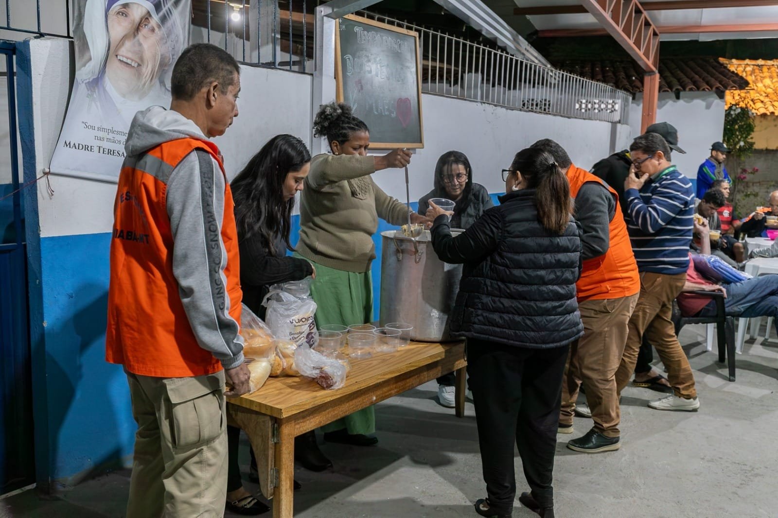Cuiabá faz distribuição de sopa e cobertores para pessoas em situação de rua