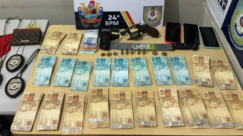 Polícia Militar prende dupla por tráfico de drogas e apreende revólver e R$ 22,7 em dinheiro