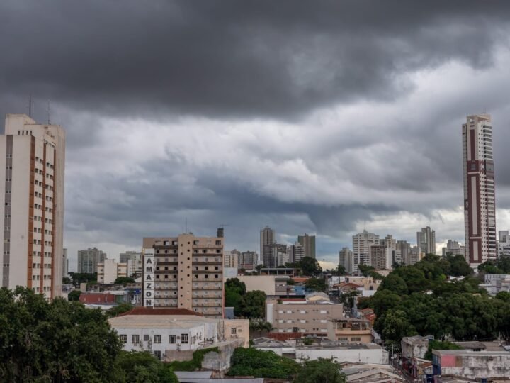 Sem-tetos recebem alimentos e cobertores para encarar frente fria que deve chegar domingo
