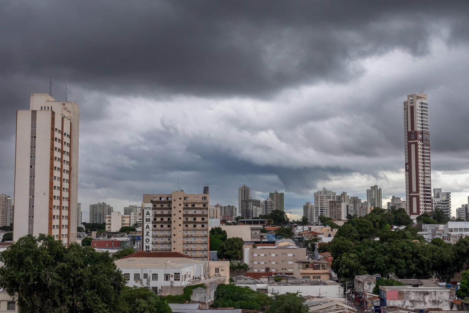 Sem-tetos recebem alimentos e cobertores para encarar frente fria que deve chegar domingo